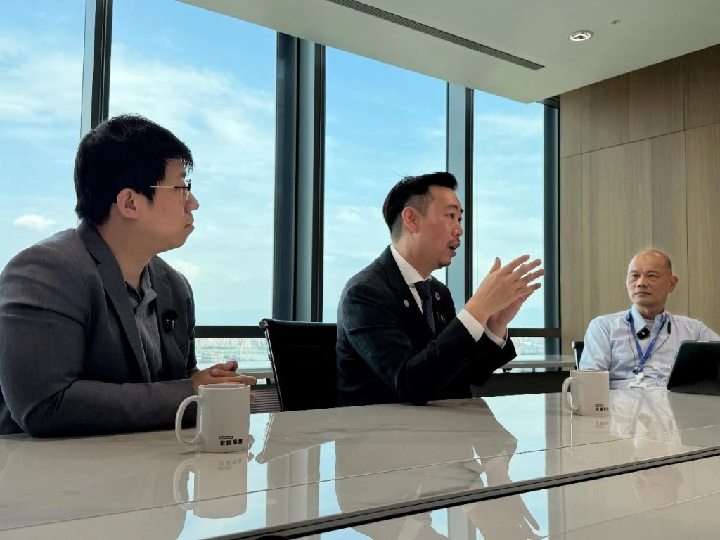 (由右至左)宏匯集團事業發展中心副總經理陳美真、IWBI亞洲區副總裁張為舜,及易境永續執行長何宗翰一起針對宏匯集團的WELL規模計畫進行交流分享。(圖/ESG Times)