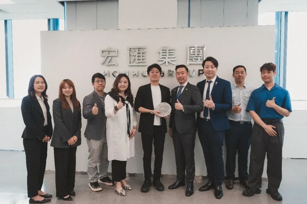 宏匯集團、IWBI與易境永續團隊大合影,三股力量造就WELL規模計畫的順利完成。(圖/ESG Times)